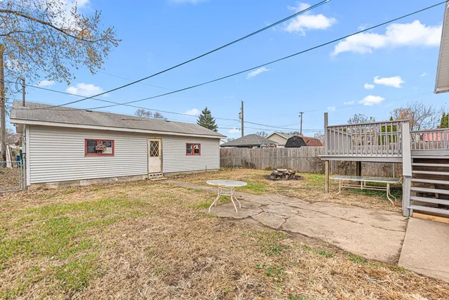 a view of a house with a backyard