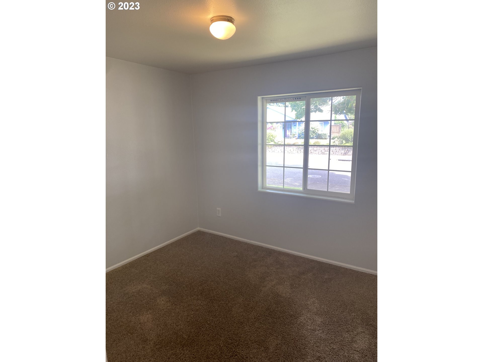 954 Aldridge Place Springfield, OR 97478 - Photo 16 of 32 a view of a livingroom with an empty space and window