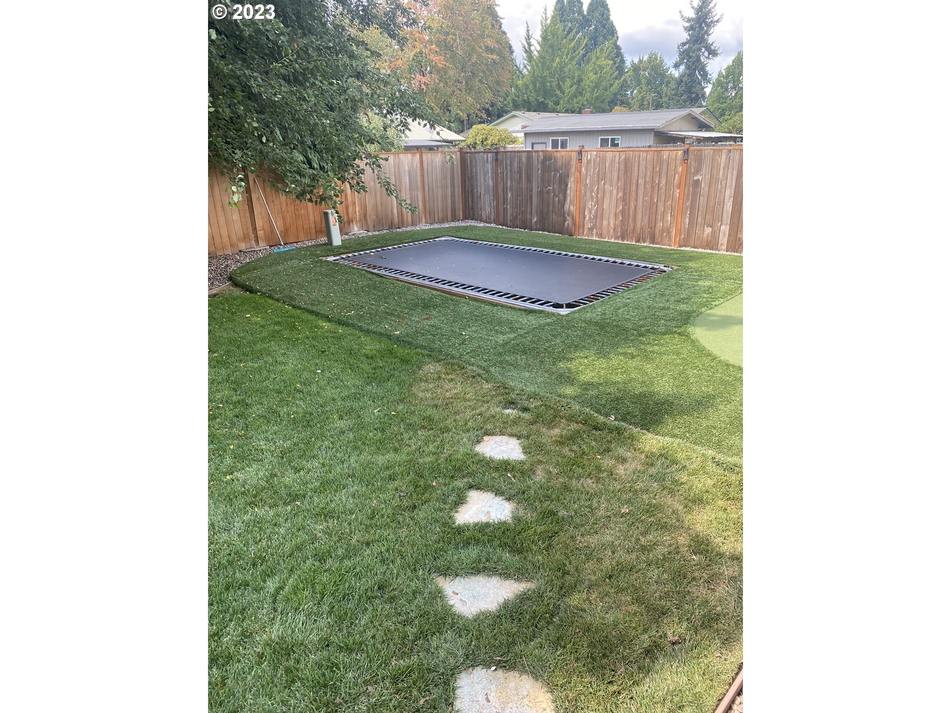 954 Aldridge Place Springfield, OR 97478 - Photo 27 of 32 a backyard of a house