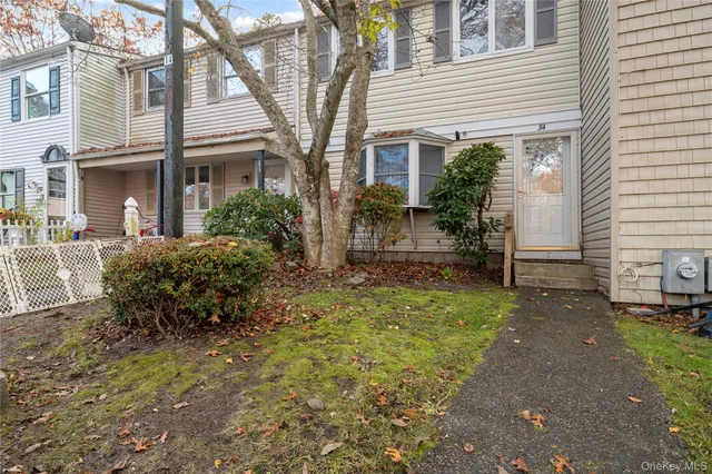 a view of a house with backyard and a garden