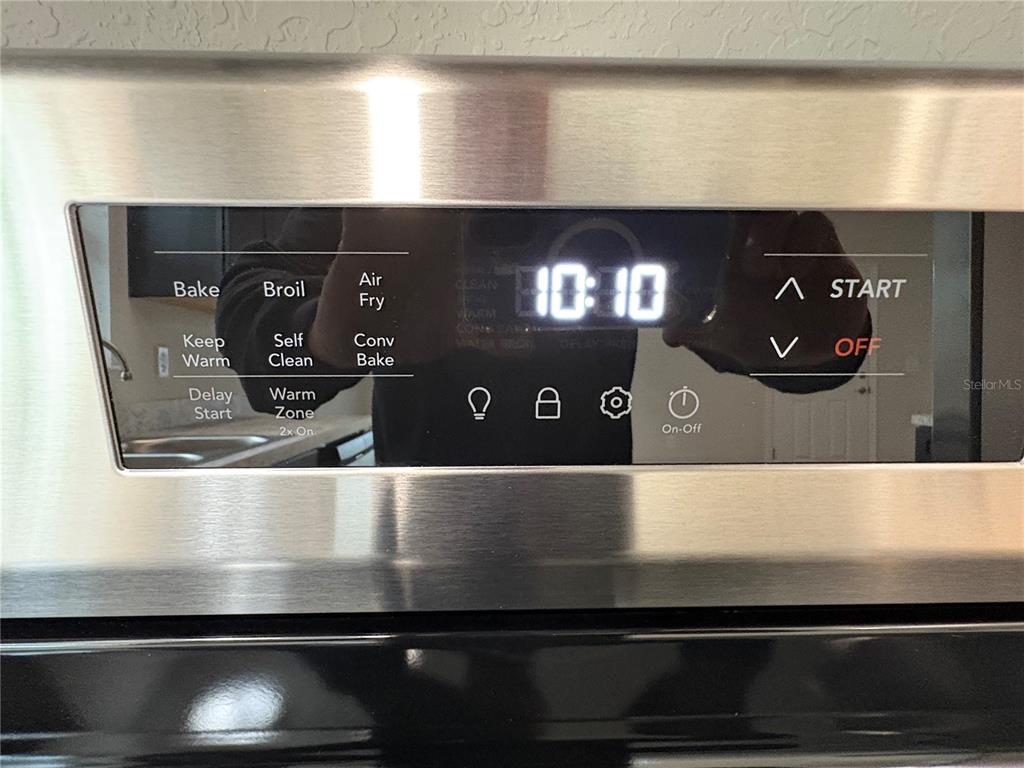 9650 Northwest Gainesville Road Ocala, FL 34482 - Photo 6 of 32 a close view of stove