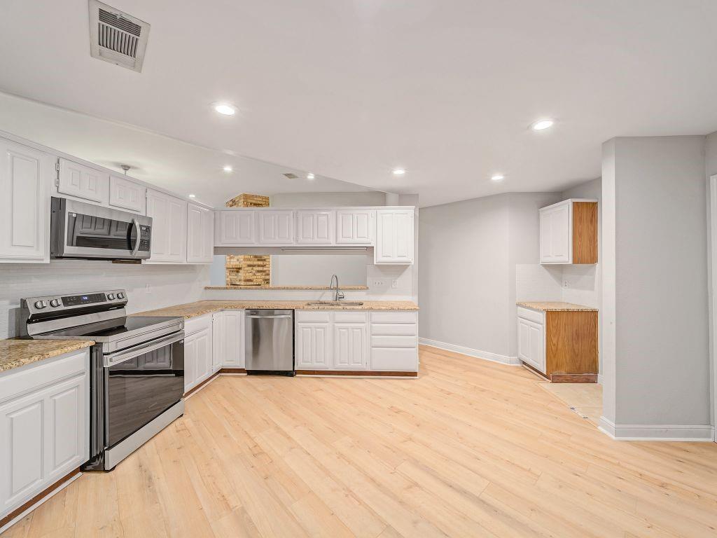 307 Springridge Lane Euless, TX 76039 - Photo 3 of 27