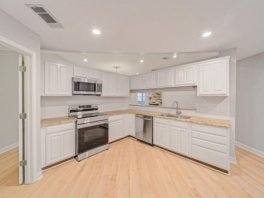 307 Springridge Lane Euless, TX 76039 - Photo 5 of 27