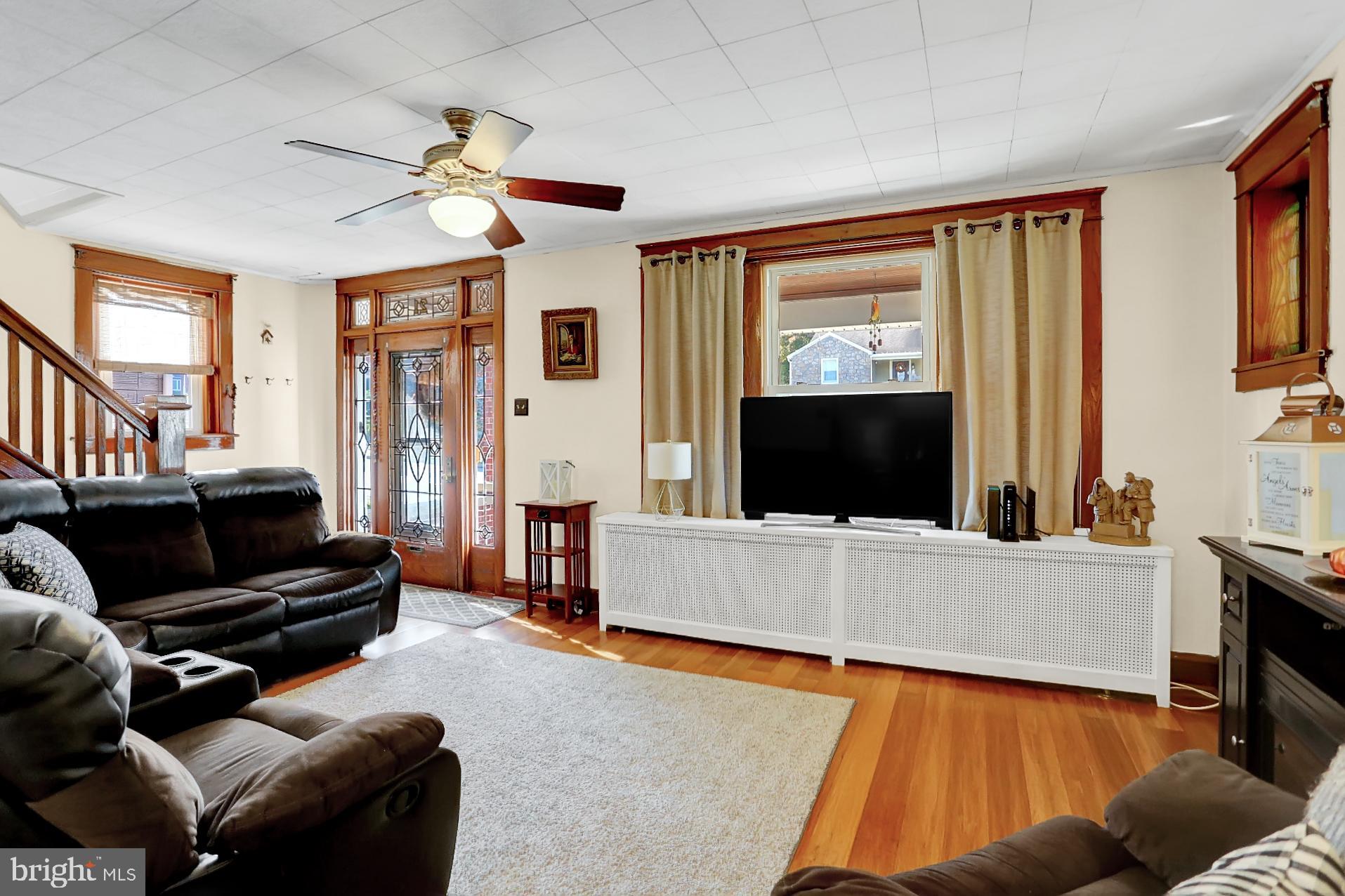 21 West Broad Street Reading, PA 19607 - Photo 5 of 33 Living room
