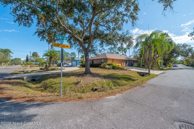 a view of a water fountain in front of a house