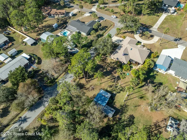 a view of a yard with yellow house