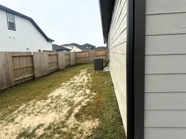 a view of a house with backyard
