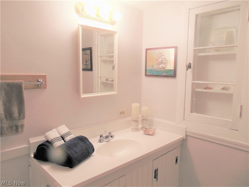 1028 Beachview Road Willoughby, OH 44094 - Photo 18 of 26 Upper suite full bath