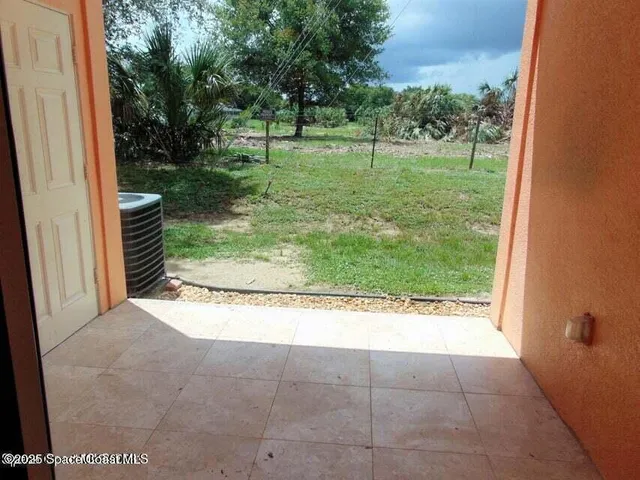 a view of a backyard