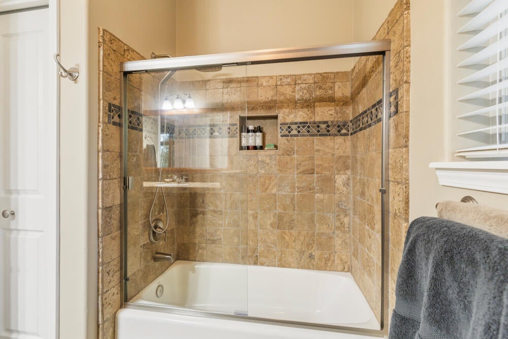 11660 Kestrel Road Klamath Falls, OR 97601 - Photo 27 of 58 Shower/Tub Combo