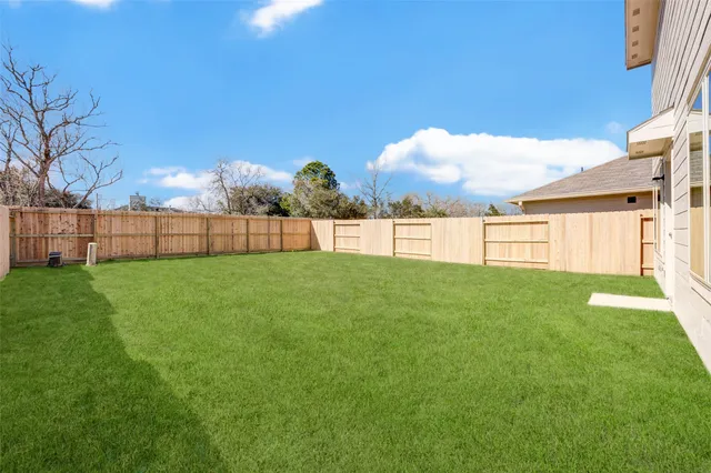 a view of a backyard