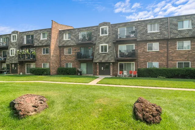 $224,900 | 9390 Bay Colony Drive, Unit 3N, Des Plaines, IL 60016