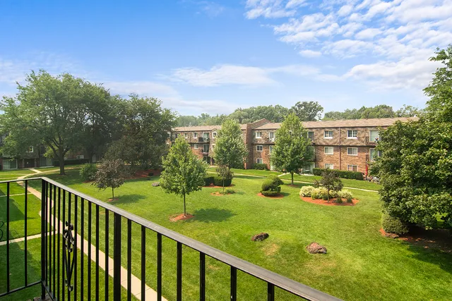 $224,900 | 9390 Bay Colony Drive, Unit 3N, Des Plaines, IL 60016