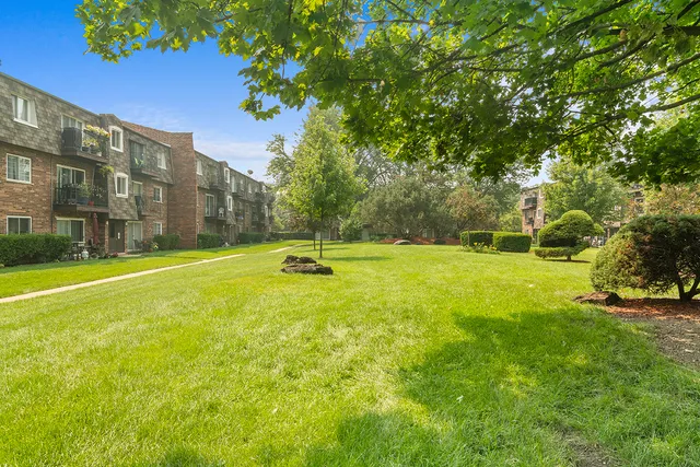 $224,900 | 9390 Bay Colony Drive, Unit 3N, Des Plaines, IL 60016