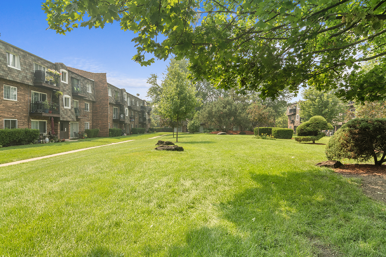 9390 Bay Colony Drive, Unit 3N Des Plaines, IL 60016 - Photo 13 of 15 a view of a volley ball court