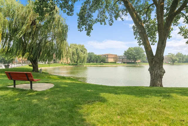 $224,900 | 9390 Bay Colony Drive, Unit 3N, Des Plaines, IL 60016