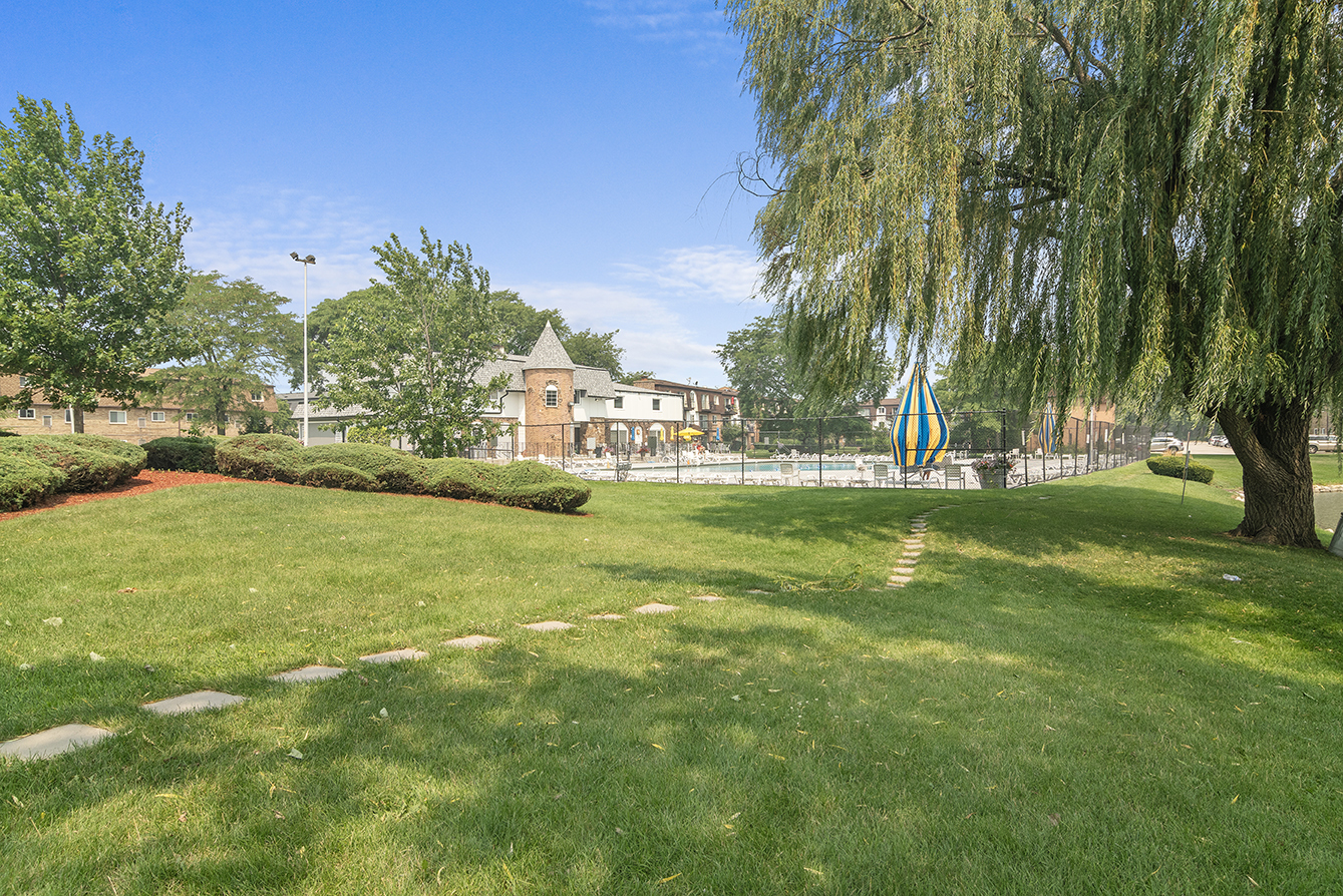 9390 Bay Colony Drive, Unit 3N Des Plaines, IL 60016 - Photo 15 of 15 a view of a park with large trees