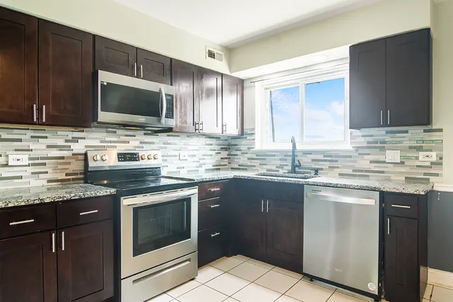 $224,900 | 9390 Bay Colony Drive, Unit 3N, Des Plaines, IL 60016