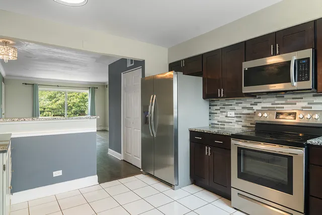 $224,900 | 9390 Bay Colony Drive, Unit 3N, Des Plaines, IL 60016