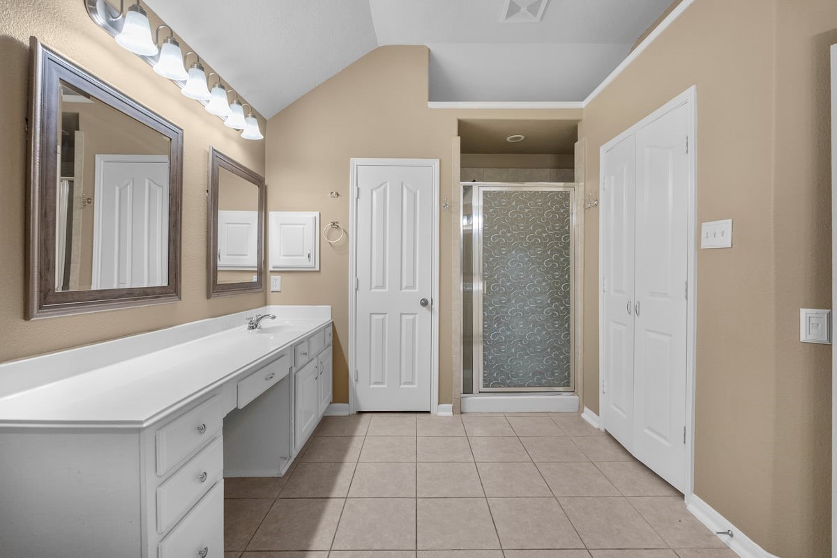 2231 Water Way Seabrook, TX 77586 - Photo 25 of 43 a bathroom with a tub a mirror and a shower