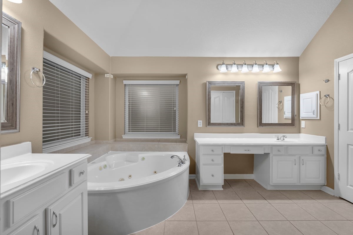 2231 Water Way Seabrook, TX 77586 - Photo 26 of 43 a spacious bathroom with a tub sink and mirror