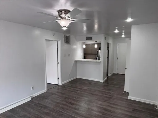 $1,400 | 4300 Congress Avenue, Unit 206, Dallas, TX 75219