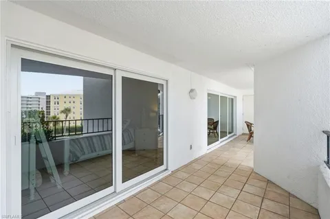 $999,000 | 3951 Gulf Shore Boulevard North, Unit 302, Naples, FL 34103