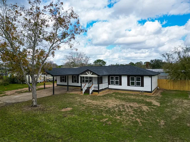 a view of a yard in front of the house
