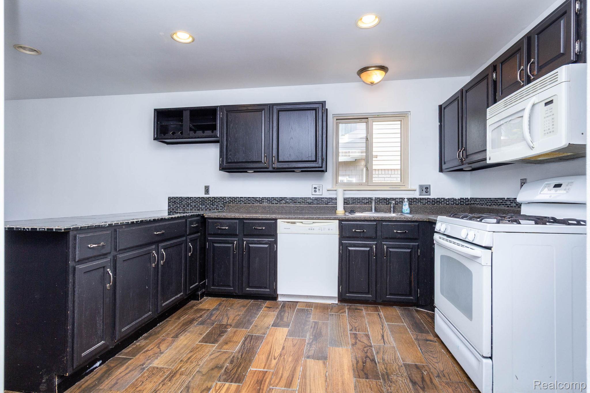32016 Belcrest Road Rockwood, MI 48173 - Photo 9 of 40 Spacious Kitchen