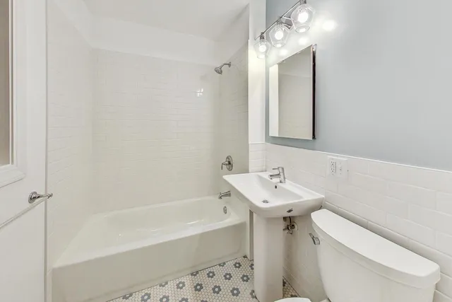 $2,200 | 4000 North Hermitage Avenue, Unit 1, Chicago, IL 60613