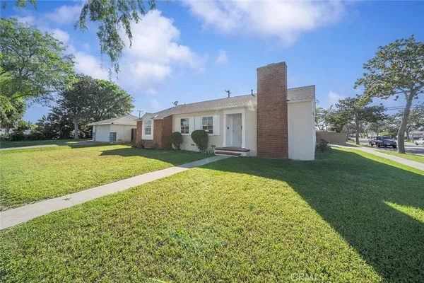 $899,999 | 401 South Basque Avenue, Fullerton, CA 92833