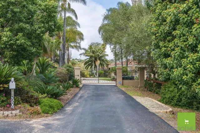 a view of a back yard