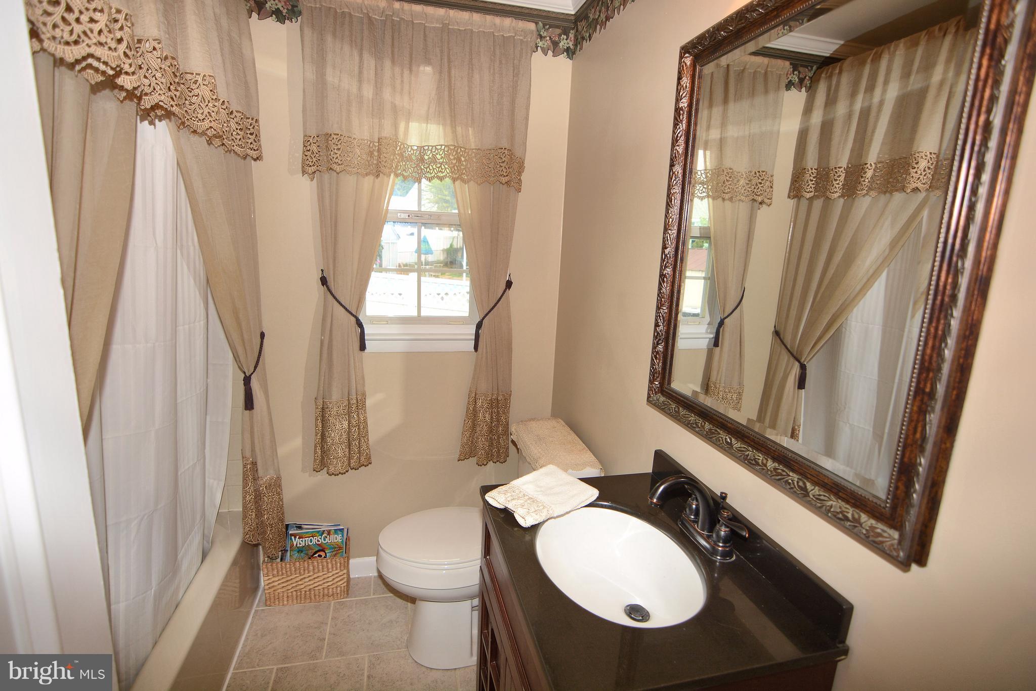 400 Ridgely Road Glen Burnie, MD 21061 - Photo 8 of 27 Upper level hall bath.