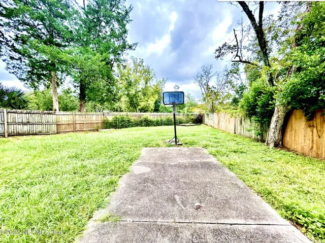a view of a yard with a house