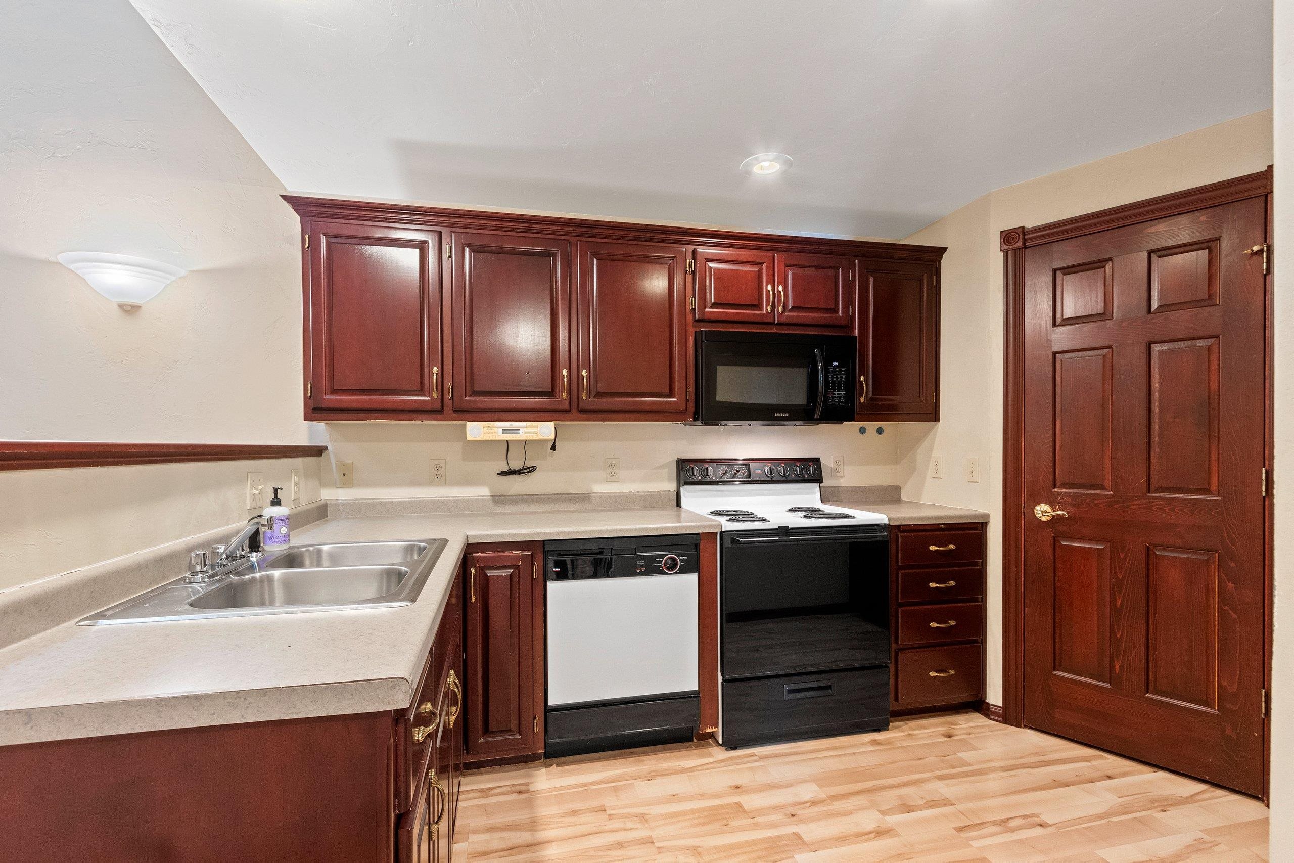 2571 Telluride Trail, Unit H Howard, WI 54313 - Photo 6 of 21