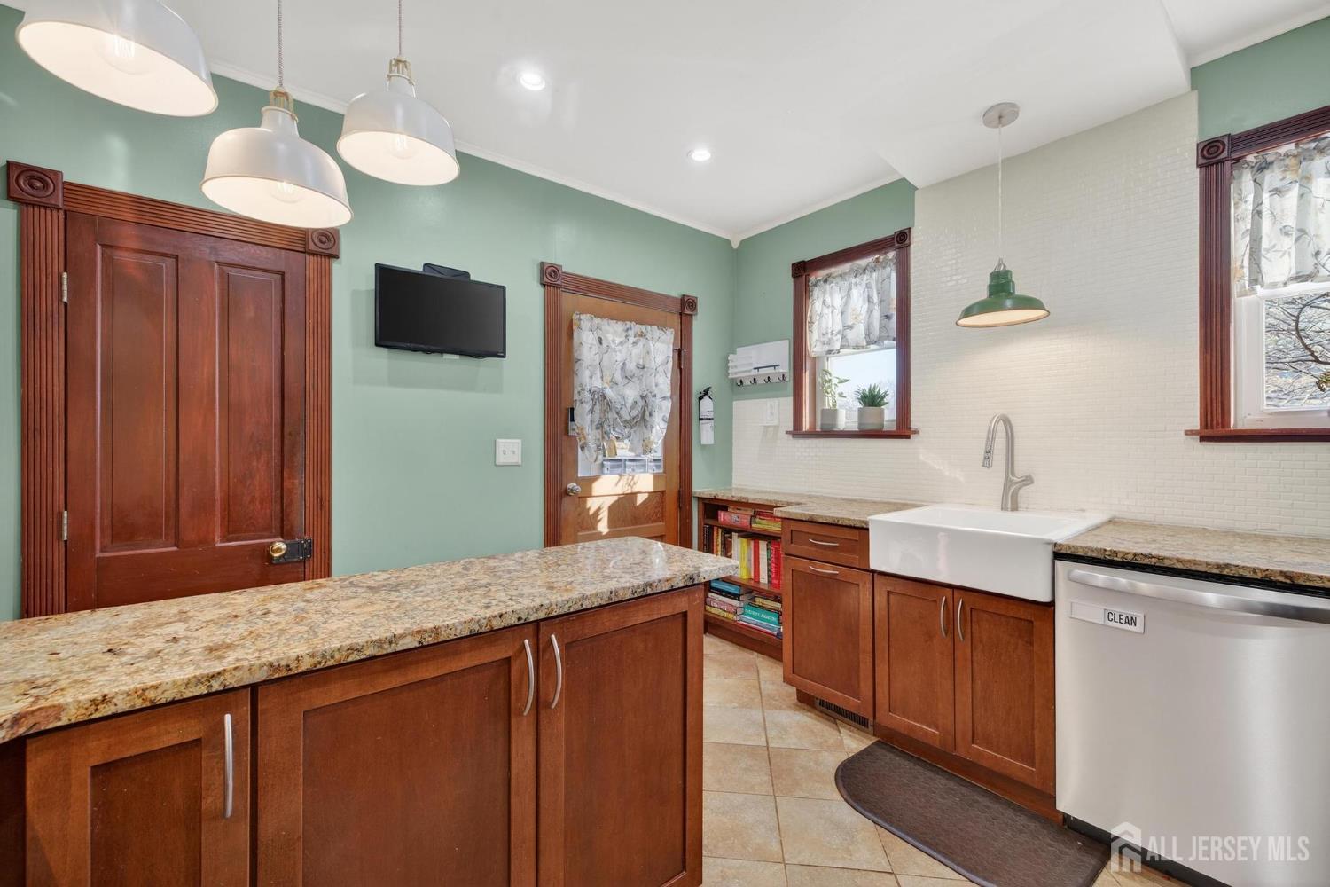 395 Raritan Street South Amboy, NJ 08879 - Photo 10 of 33