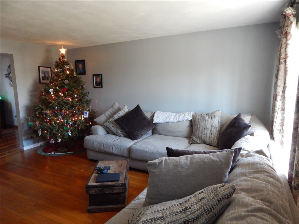 17 Hobbs Road Warwick, RI 02889 - Photo 3 of 21 Gallery Image 3