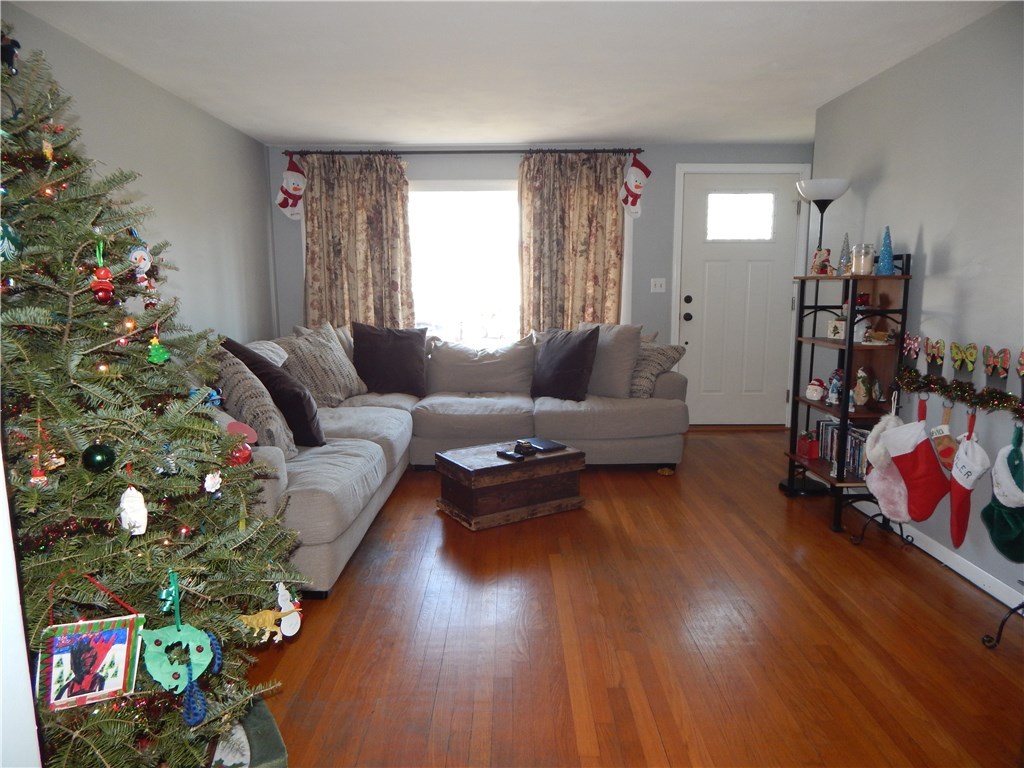 17 Hobbs Road Warwick, RI 02889 - Photo 4 of 21 Gallery Image 4