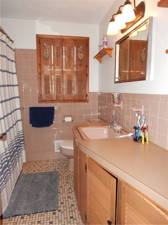 17 Hobbs Road Warwick, RI 02889 - Photo 9 of 21 Bathroom