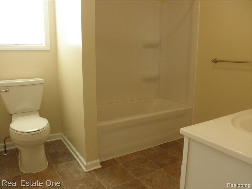 8240 Torrey Road Grand Blanc, MI 48439 - Photo 15 of 32 Entry level remodeled Full Bath