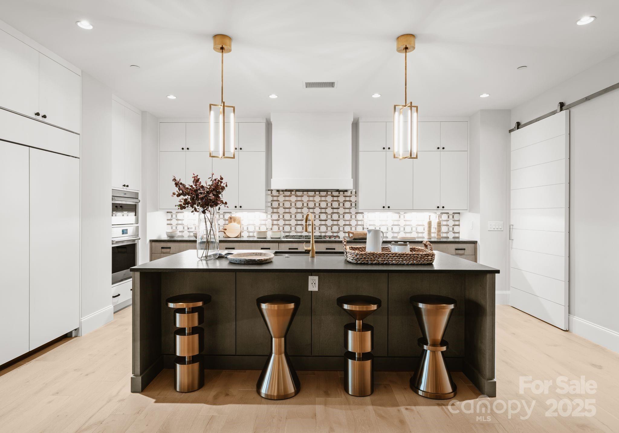 130 Cherokee Road, Unit 404 Charlotte, NC 28207 - Photo 7 of 31 Gallery Image 7