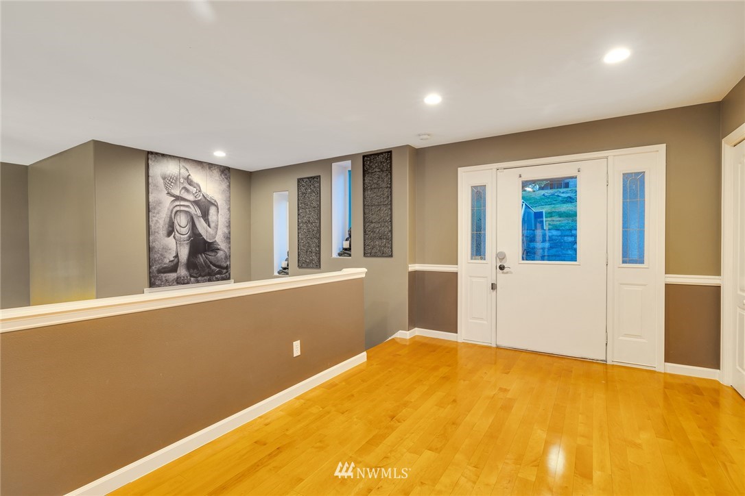 9844 Arrowsmith Avenue South Seattle, WA 98118 - Photo 7 of 36