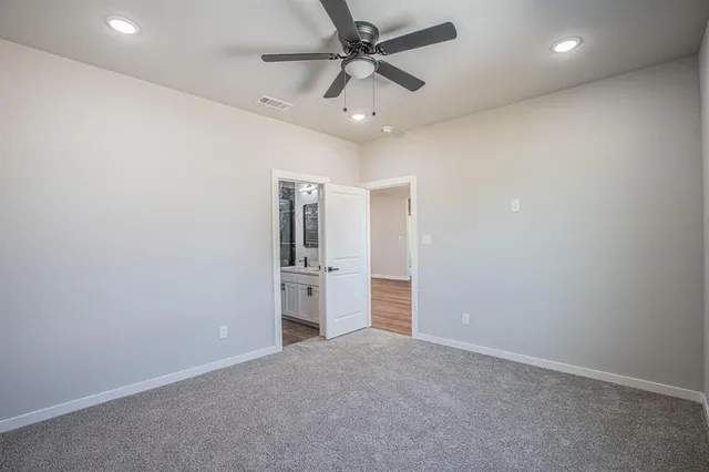 en empty room with closet and a ceiling fan