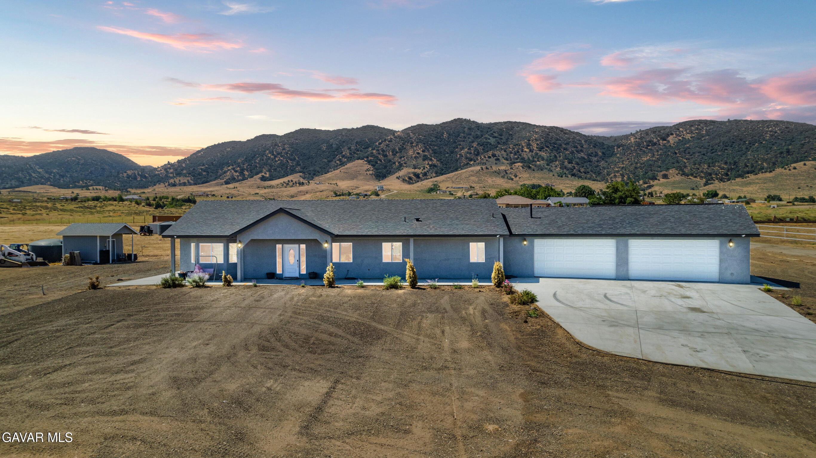 19900 Chinook Street Tehachapi, CA 93561 - Photo 1 of 38 Dusk2