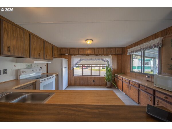 1413 Hawthorne Avenue, Unit 32 Reedsport, OR 97467 - Photo 6 of 22