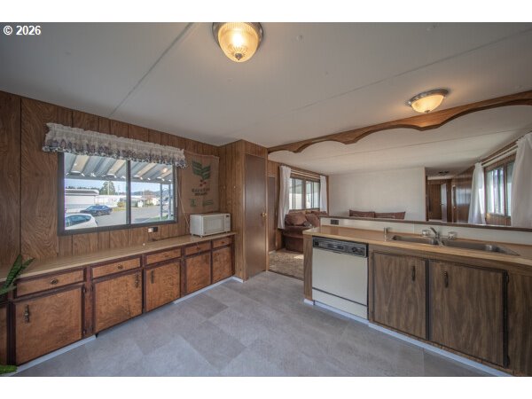 1413 Hawthorne Avenue, Unit 32 Reedsport, OR 97467 - Photo 7 of 22