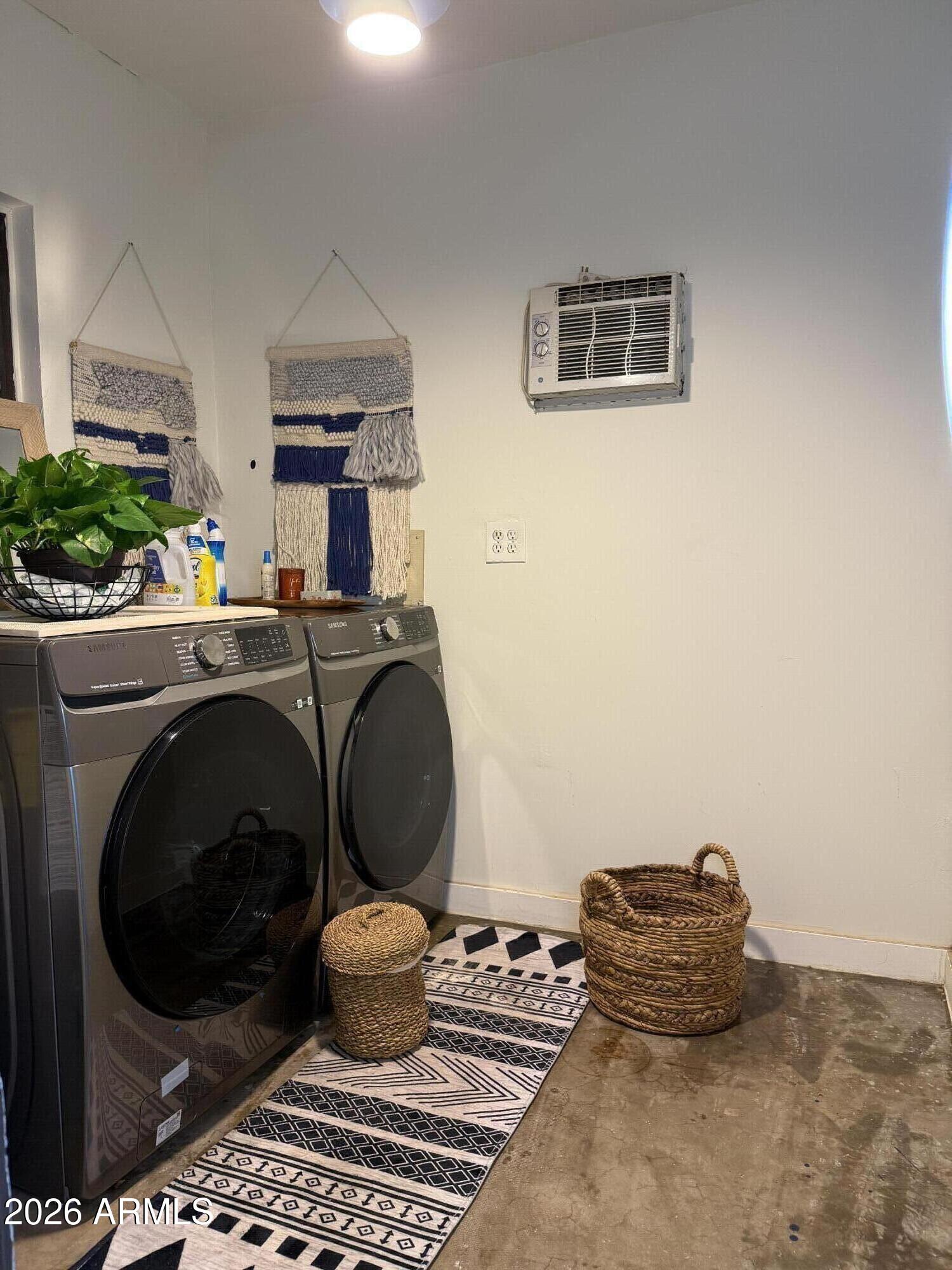 225 West Alice Avenue Phoenix, AZ 85021 - Photo 14 of 29 a room with furniture and a rug