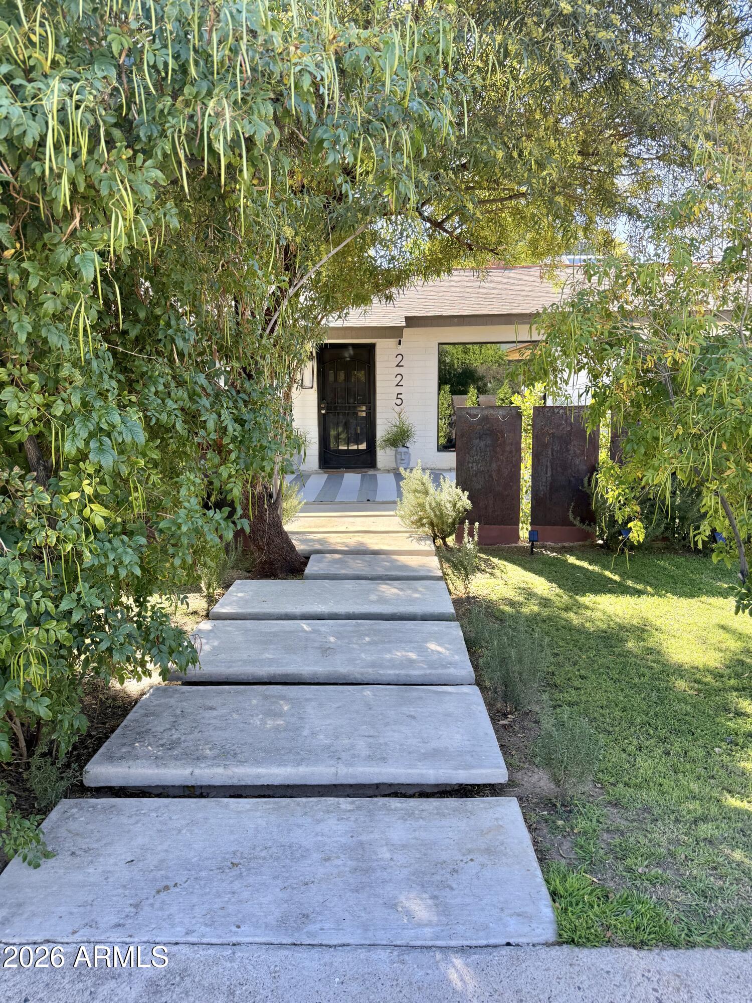 225 West Alice Avenue Phoenix, AZ 85021 - Photo 2 of 29 a view of a house with backyard and garden