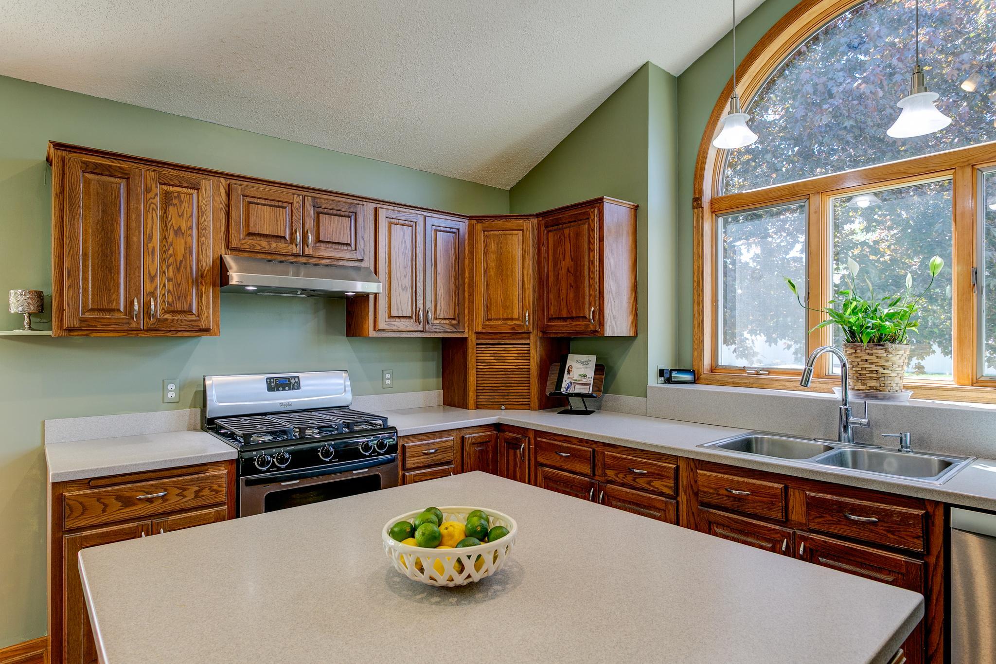 7488 Newbury Road Woodbury, MN 55125 - Photo 7 of 39