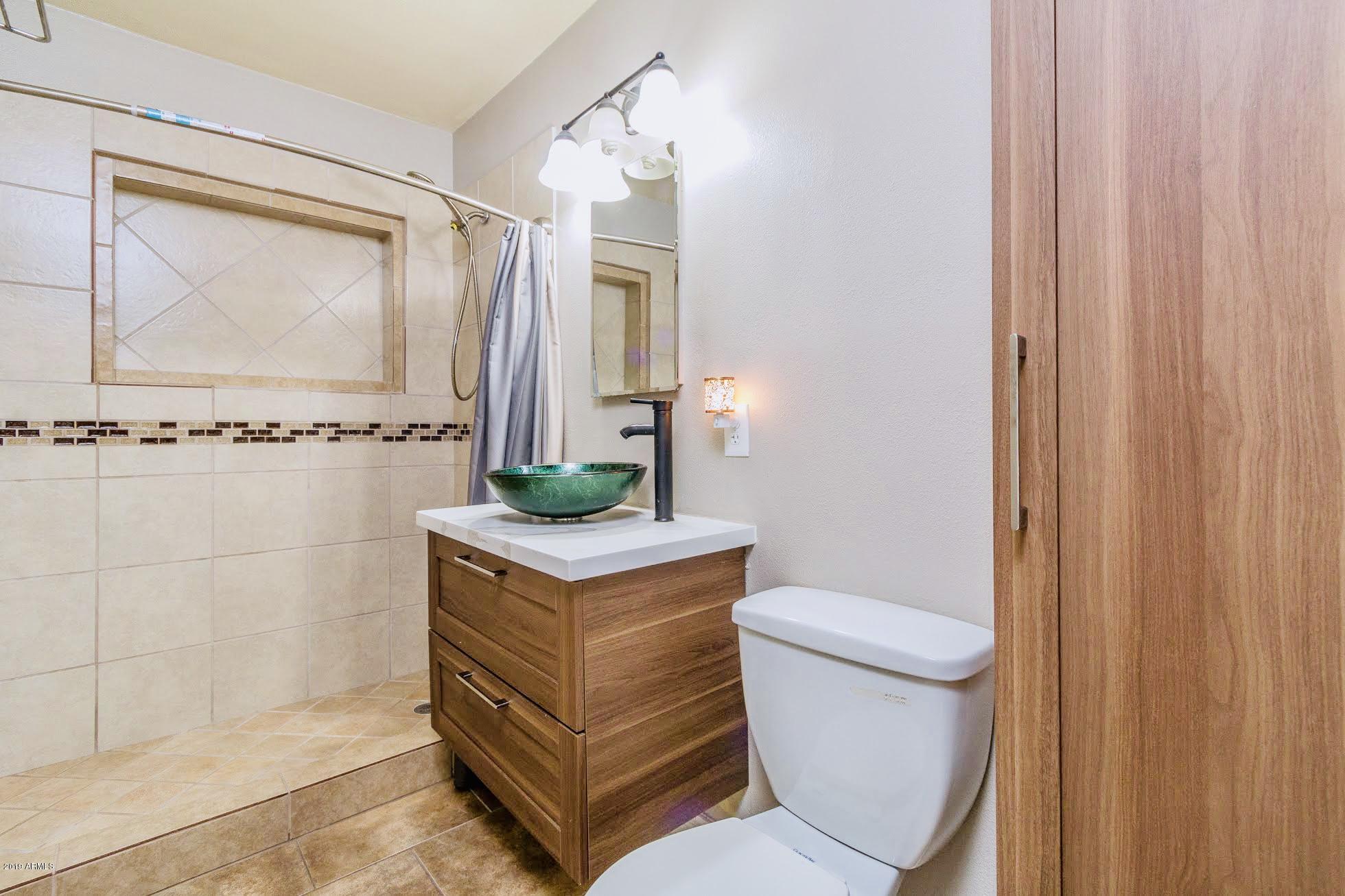3637 East Almeria Road Phoenix, AZ 85008 - Photo 18 of 33 18) GUEST BATH